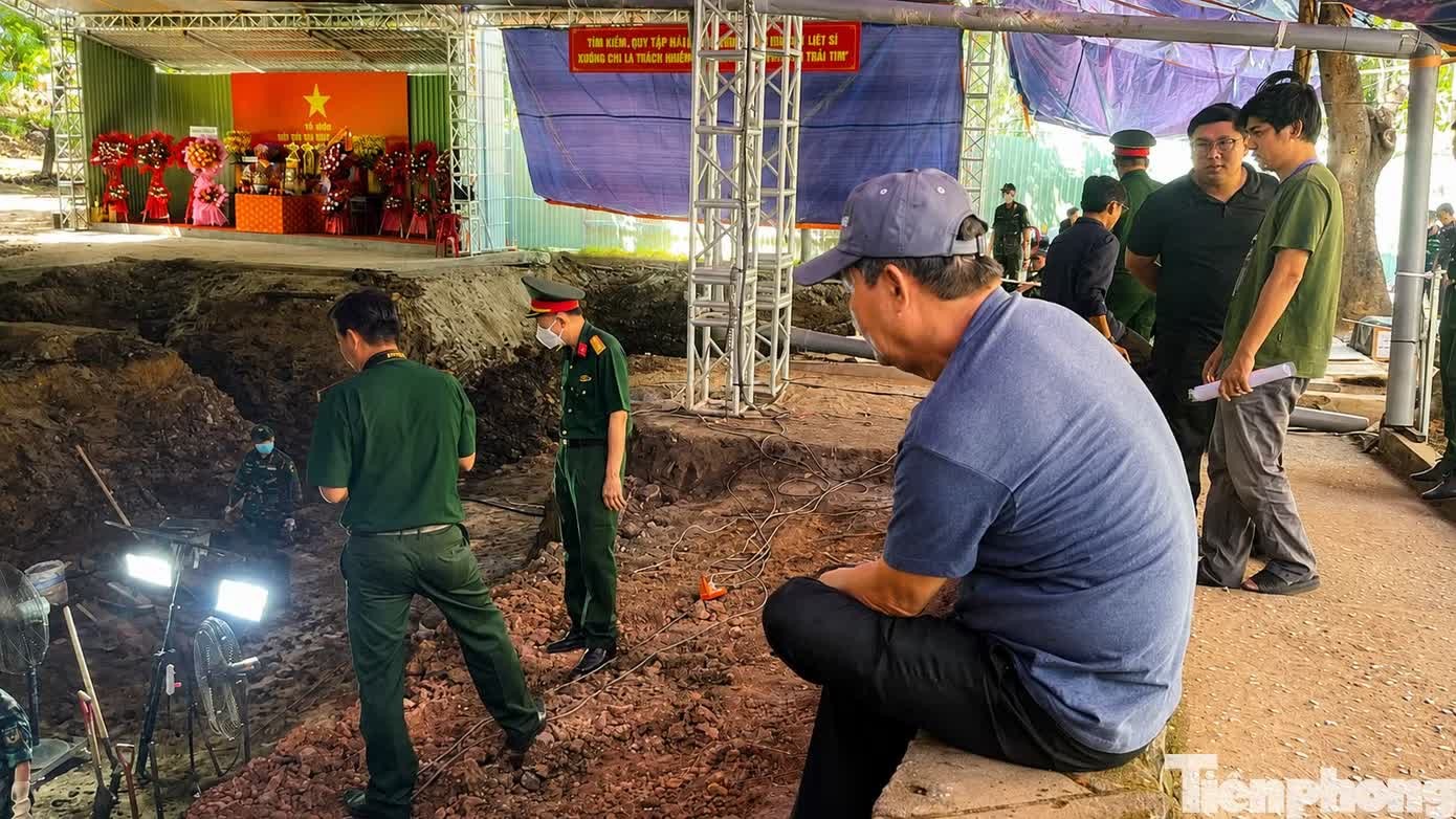 Ông Phạm Văn Mưa chia sẻ những ký ức về khu vực nghĩa địa Đô Thành cũ, góp phần hỗ trợ lực lượng chức năng xác định vị trí hố chôn tập thể. Ảnh: Nguyễn Tiến