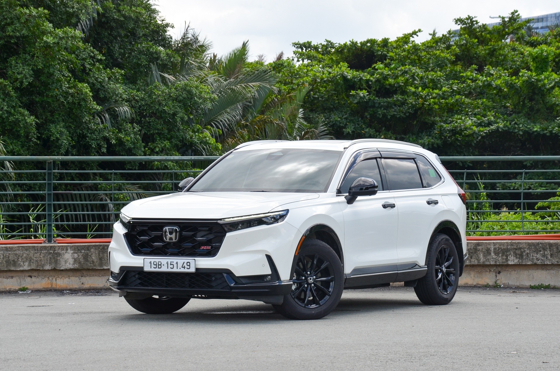 Với 11.305 xe bán ra tại Việt Nam trong nửa đầu năm, Honda đứng thứ tám danh sách hãng xe bán chạy nhất. Honda CR-V vượt Honda City, trở thành chủ lực doanh số mới của hãng xe Nhật Bản tại thị trường Việt Nam. Danh mục sản phẩm Honda tại Việt Nam hiện có 3 mẫu xe đi cùng tùy chọn hybrid. Ảnh: Phúc Hậu.