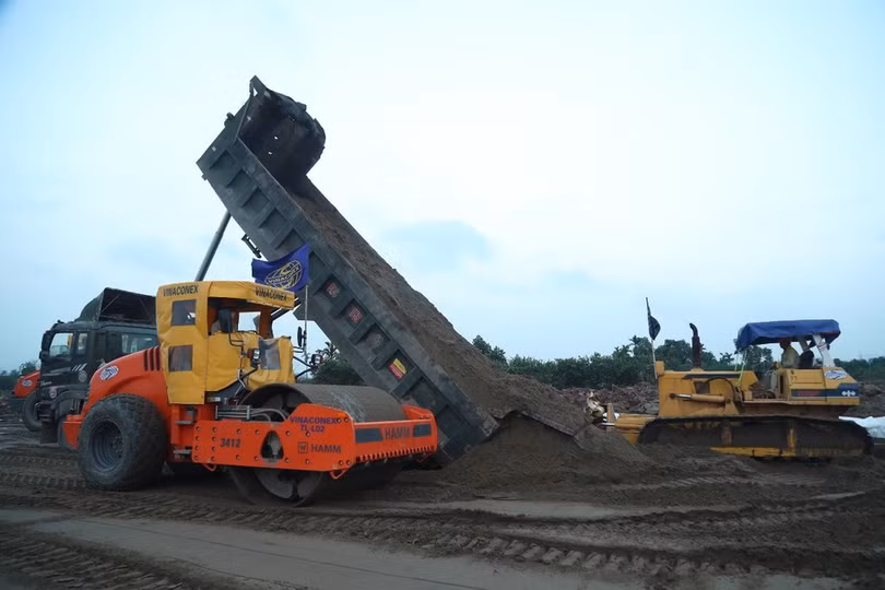 Nguồn vật liệu cát thi công một dư án đường bộ. (Ảnh: Việt Hùng/Vietnam+)