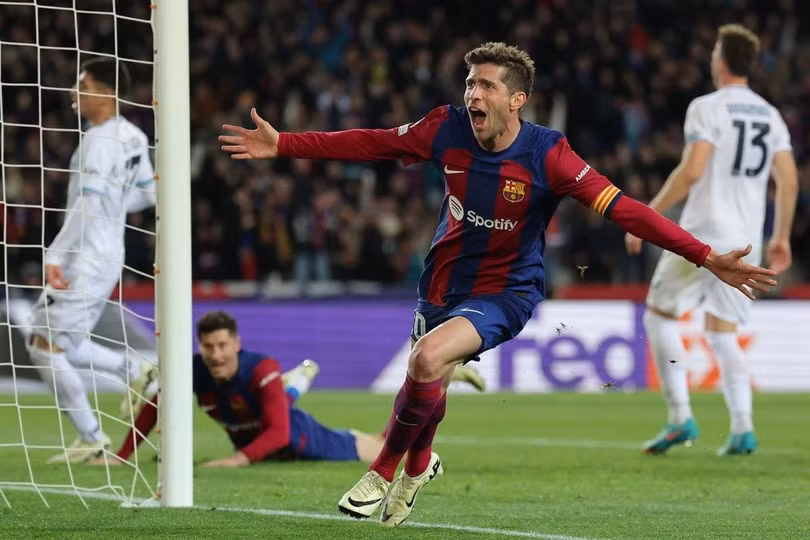 Sergi Roberto.kiến tạo như đặt cho Lewandowski ghi bàn.