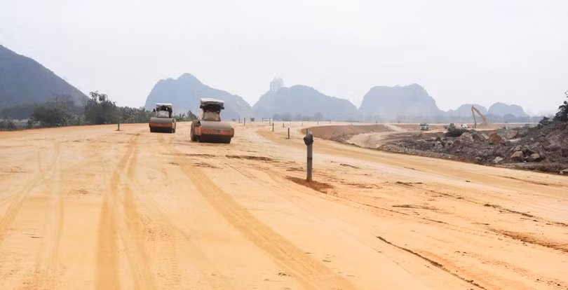 Nhà thầu thi công một Dự án đường bộ Cao tốc Bắc-Nam phía Đông. (Ảnh: Việt Hùng/Vietnam+)
