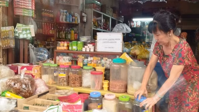 Một cửa hàng bán đồ khô tại quận Ngô Quyền, Hải Phòng dán biển thông báo "không nhận chuyển khoản" khiến nhiều khách hàng bất ngờ, sáng 1/5. Ảnh: Quỳnh Nguyễn