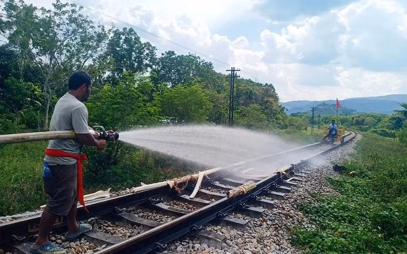 Công nhân đường sắt phun nước trên đường ray bị cong vênh do nắng nóng ở tỉnh Nakhon Si Thammarat, miền Nam Thái Lan. Ảnh: State Railway of Thai Lan.