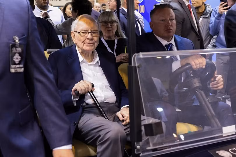 Tỷ phú Warren Buffett tham dự ĐHCĐ Berkshire Hathaway (Ảnh: Reuters).