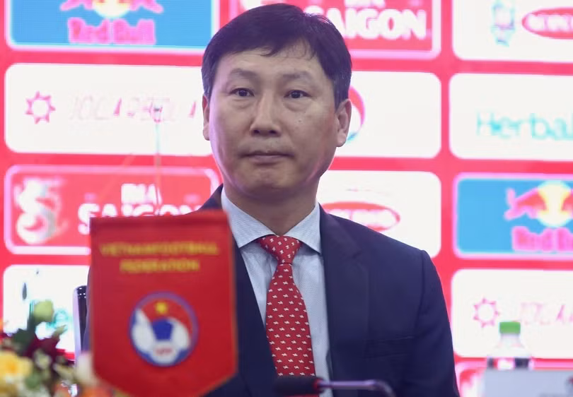 HLV Kim Sang-sik sẽ được thử thách khả năng cầm quân tại AFF Cup.