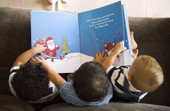 Những cuốn sách có màu sắc và các nhân vật sinh động sẽ thu hút bé (Ảnh: Pinterest)