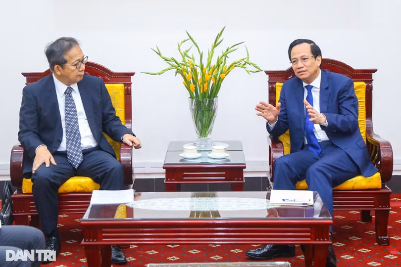 Bộ trưởng Đào Ngọc Dung trò chuyện với Đại sứ Yamada Takio