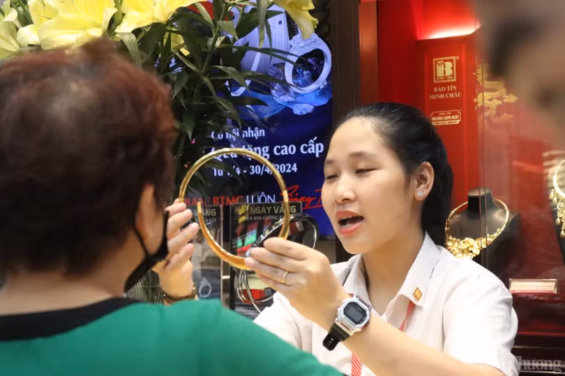 Mặc dù giá vàng tăng cao nhưng vẫn đông đúc người mua vào trong thời điểm này.