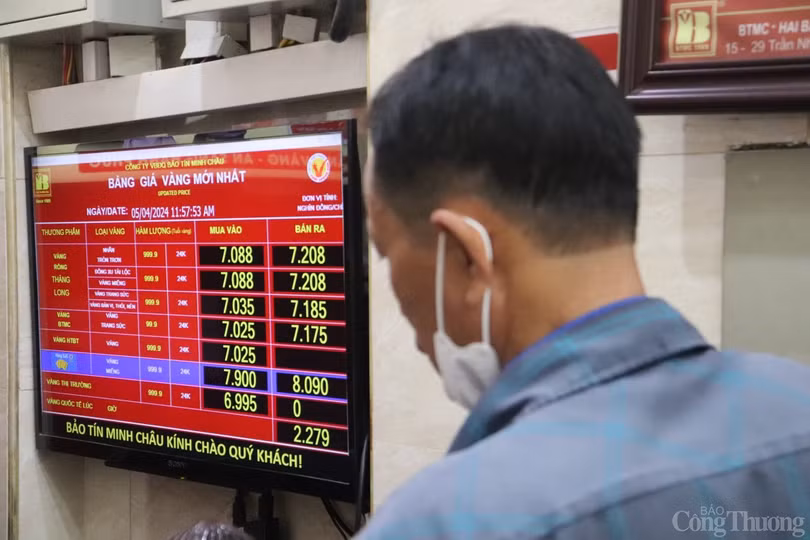 "Sau tết vợ chồng tôi có một khoản tiền dư, tôi chi tiền mua 1,5 cây vàng vào ngày vía Thần Tài, thời điểm đó giá vàng nhẫn trơn ở mức 60 - 65 triệu đồng/lượng, nhưng đến thời điểm hiện tại lên 72,08 triệu đồng/lượng, nên tôi tranh thủ đem bán để chốt lời. Thời điểm tới nếu giá vàng nhẫn xuống tôi sẽ đầu tư tiếp" Anh N. chia sẻ.