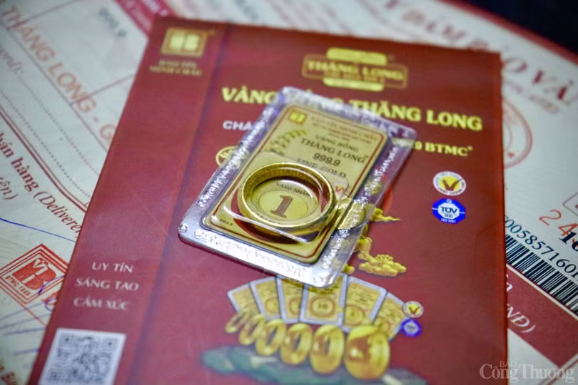 Vàng miếng SJC giảm sức hút, nhiều khách hàng chuyển sang lựa chọn vàng nhẫn trơn để tiện trong việc tích trữ, tặng quà cưới, mua bán.