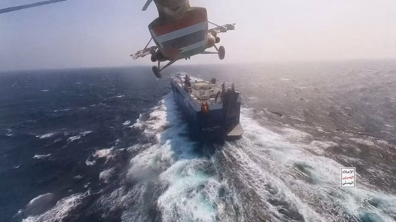 Trực thăng Houthi bay trên tàu chở hàng ở Biển Đỏ (Ảnh: Reuters).