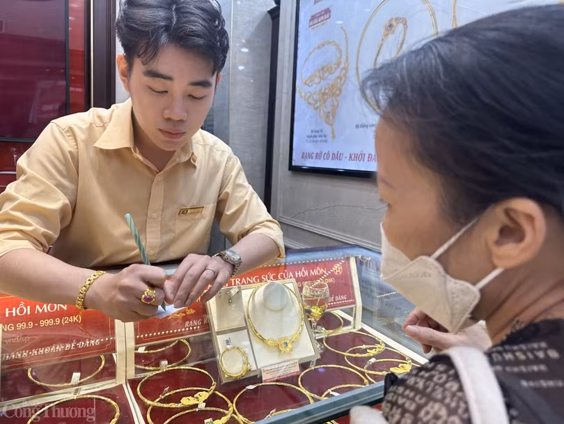Một nhân viên cửa hàng vàng trên phố Trần Nhân Tông (quận Hai Bà Trưng) cho biết, ngay từ sáng sớm 5/4, cửa hàng đón lượng lớn khách tới giao dịch, nhiều thời điểm quá tải, khách tới giao dịch phải chờ 30 - 40 phút mới tới lượt.