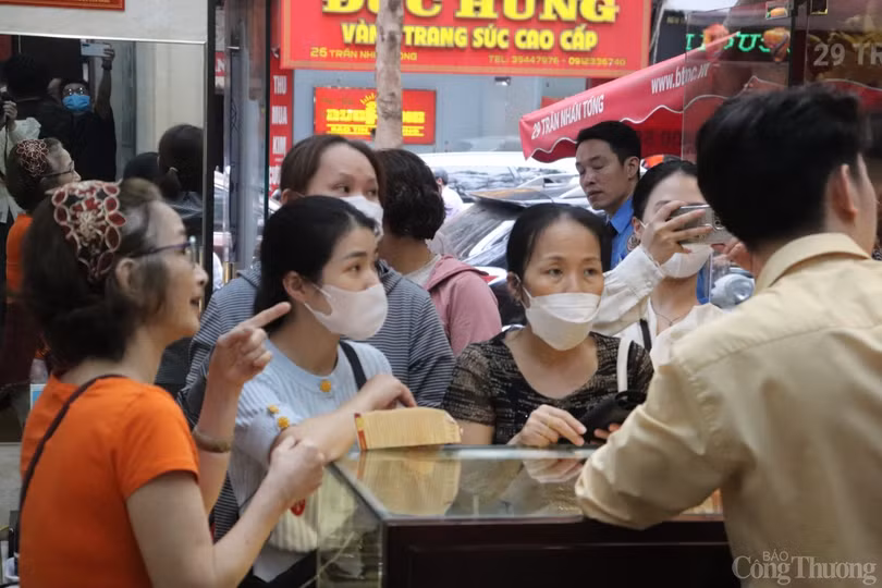 Người dân Hà Nội tấp nập đến các cơ sở kinh doanh vàng trên địa bàn để chốt lời.