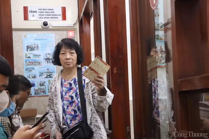 Bà C cho biết: "Tôi dùng tiền tiết kiệm để đi mua 15 chỉ vàng nhẫn trơn, dùng để làm tài sản tích trữ, hoặc khi có việc cần lấy ra làm quà mừng cưới cho con cháu".