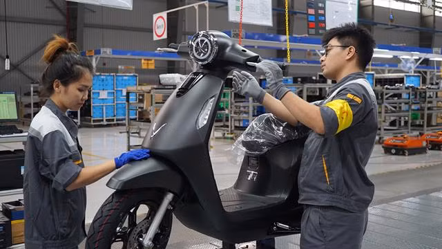 Xe máy chạy xăng khó bán, xe máy điện dần "lên ngôi". Ảnh: Lê Vũ.