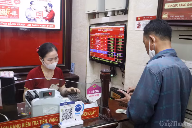Anh N. cũng dùng tiền tiết kiệm để mua 1,5 cây vàng từ thời điểm ngày vía Thần Tài, sau thông tin giá vàng nhẫn đạt mức kỷ lục như hiện tại, anh quyết định đi bán 2 cây vàng đã tích trữ từ trước đó để chốt lãi.