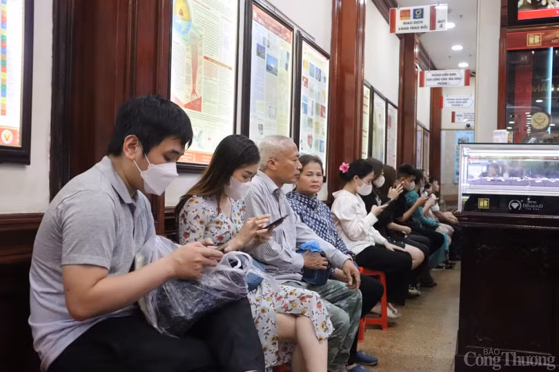 Một cửa hàng vàng khác trên phố Trần Nhân Tông (quận Hai Bà Trưng) cũng ghi nhận khách xếp hàng dài chờ giao dịch.