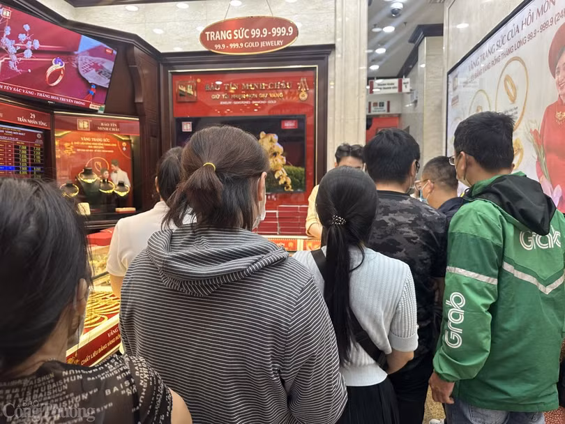 Nhiều người chen chân xếp hàng để chờ giao dịch.