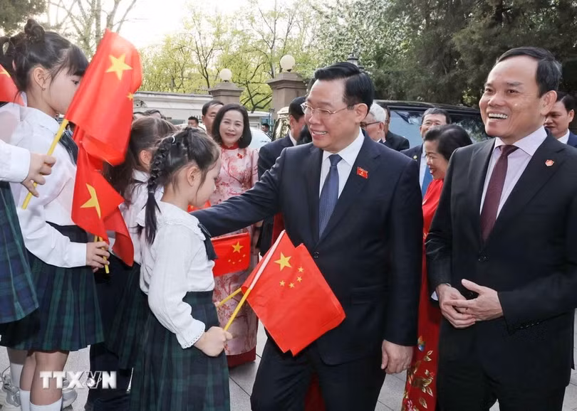Chủ tịch Quốc hội Vương Đình Huệ đến thăm Đại sứ quán Việt Nam tại Trung Quốc. (Ảnh: Nhan Sáng/TTXVN)