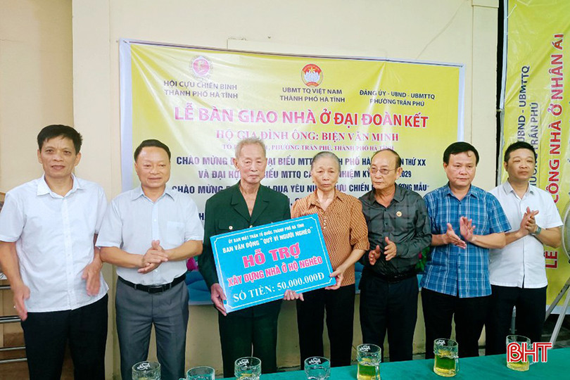 Đại diện lãnh đạo Ủy ban MTTQ thành phố Hà Tĩnh trao tiền hỗ trợ 50 triệu đồng cho gia đình.