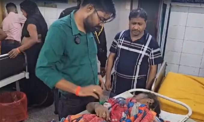 Nhân viên y tế kiểm tra người bị thương trong vụ giẫm đạp ở Hathras, bang Uttar Pradesh, Ấn Độ ngày 2/7. Ảnh: India Today