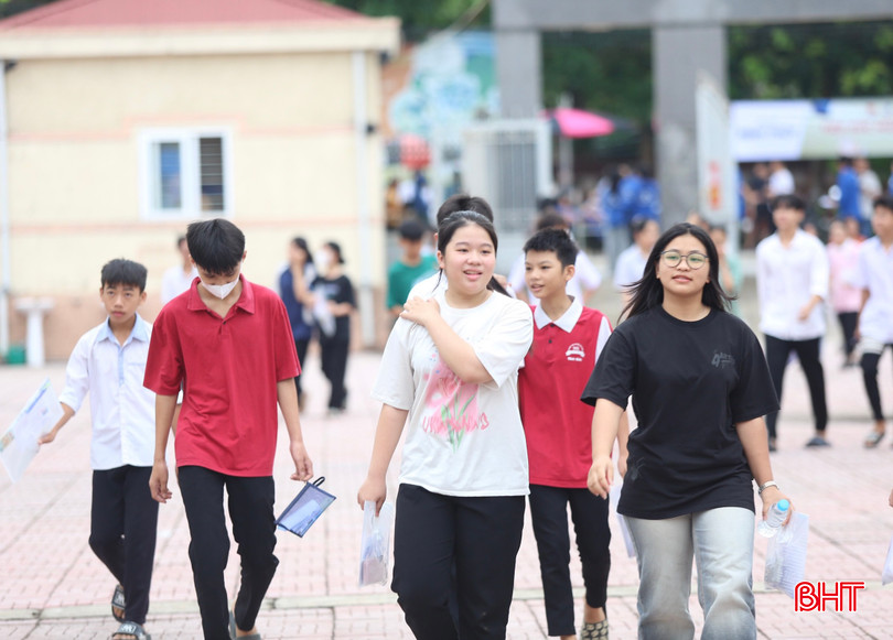 Gần 19.000 thí sinh bước vào Kỳ thi tuyển sinh vào lớp 10 THPT năm học 2024 - 2025 trong tiết trời mát mẻ, dễ chịu.