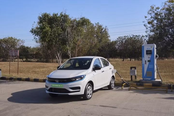 Xe Xpres-T không phù hợp đi qua những con đường hẹp và địa hình dốc của Thung lũng Kathmandu. Ảnh: Tata.