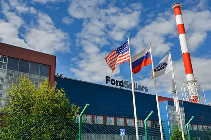 Ford và Mercedes-Benz đều đã rút khỏi thị trường Nga. Ảnh: RusAutoNews.
