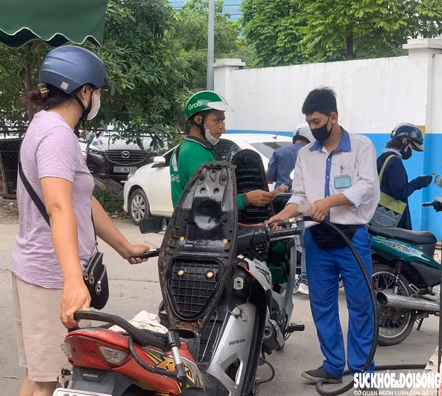 Giá xăng trong nước ngày mai có thể giảm mạnh. Ảnh: Nguyễn Khánh