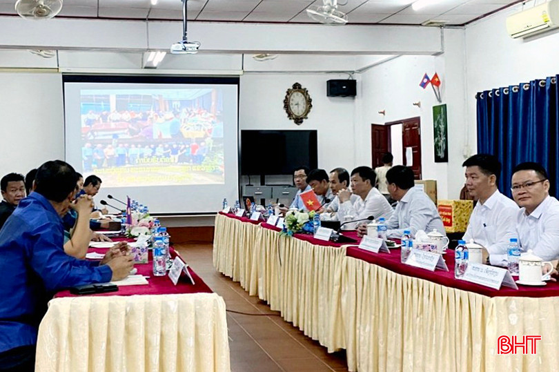Bác sỹ Nguyễn Minh Đức - Giám đốc Sở Y tế Hà Tĩnh và bác sỹ Sonexay Panyanouvong - Giám đốc Sở Y tế Bolikhămxay chủ trì buổi làm việc.