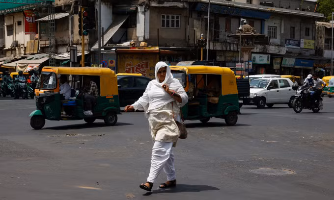 Người dân đi giữa trời nắng tại thành phố Ahmedabad của Ấn Độ hôm 29/5. Ảnh: Reuters