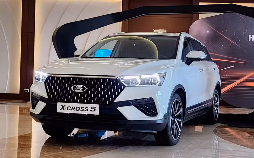 Lada X-Cross 5 là mẫu xe được Lada sản xuất dựa trên nguyên mẫu FAW Bestune T77 của hãng xe Trung Quốc. Ảnh: Maxim Kadakov.