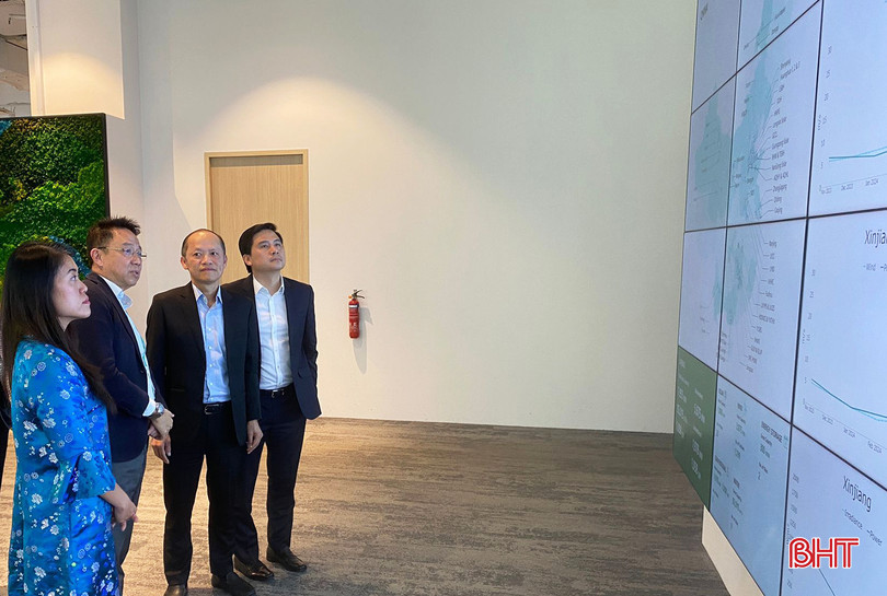 Đoàn công tác tham quan tập đoàn.