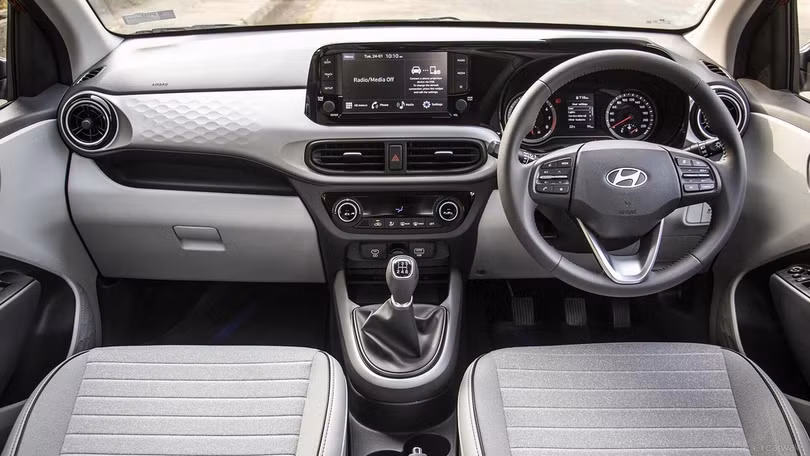 So với đối thủ trực tiếp là Toyota Wigo, trang bị an toàn của Hyundai Grand i10 2024 sẽ thua kém khi không có tính năng cảnh báo điểm mù và cảnh báo phương tiện cắt ngang phía sau (Ảnh: CarWale).