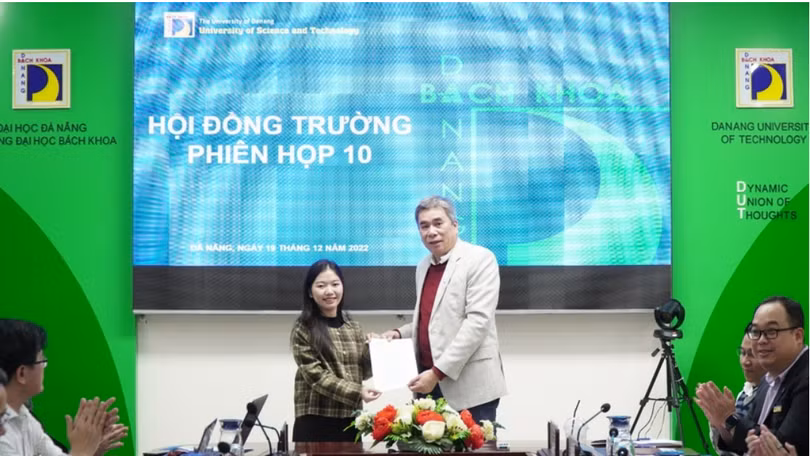 PGS.TS Nguyễn Đình Lâm – Bí thư Đảng uỷ, Chủ tịch Hội đồng trường trao Quyết định công nhận thành viên Hội đồng trường cho sinh viên Phạm Thị Thùy Dương.