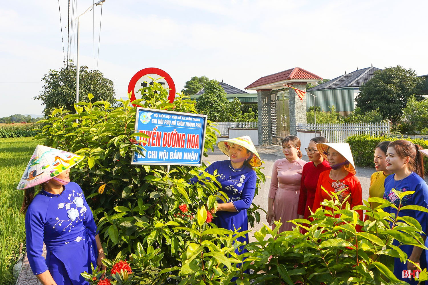 bqbht_br_chi-em-phu-nu-xuan-thanh-cham-soc-duong-hoa-khu-dan-cu-ntm-kieu-mau.jpg