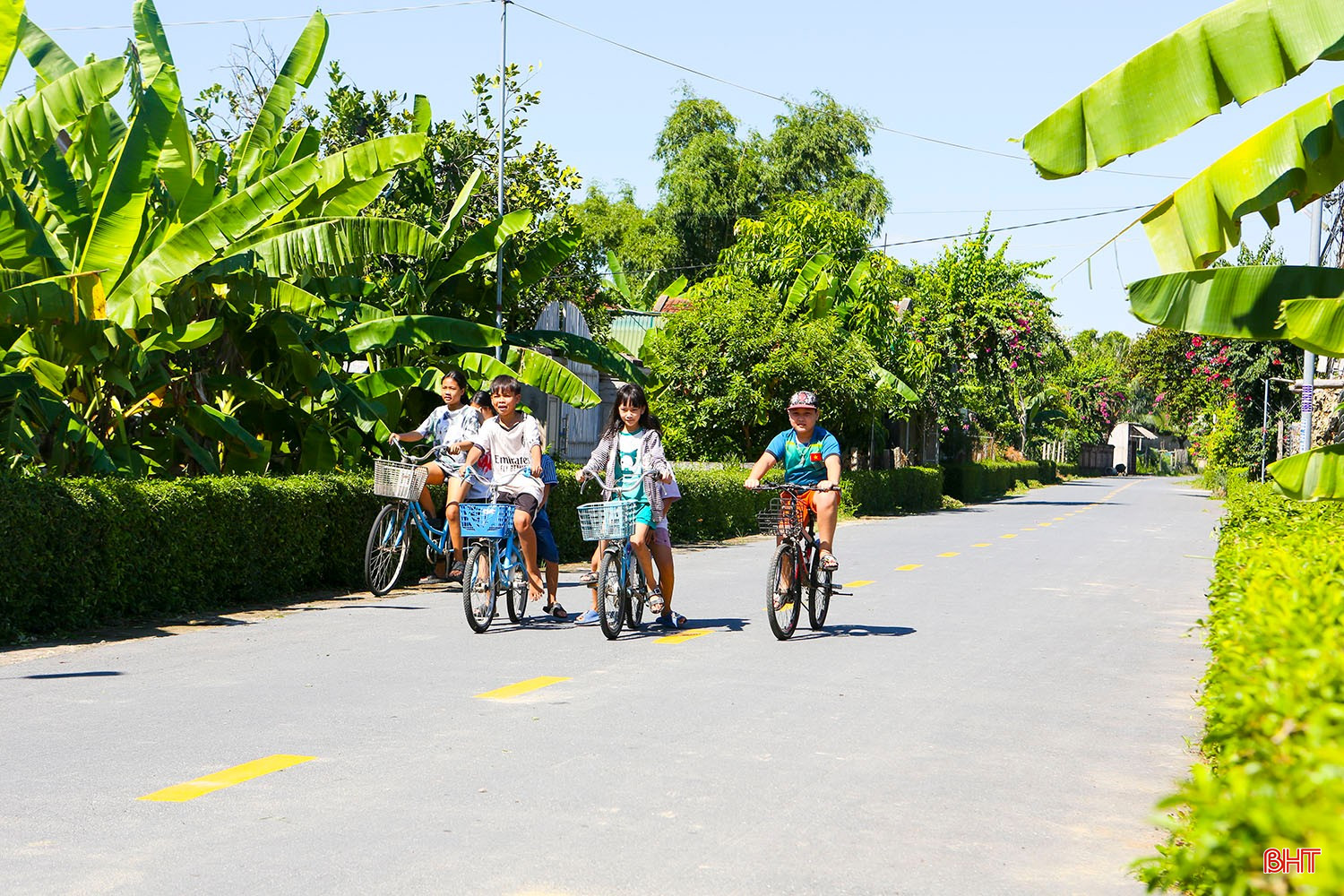 bqbht_br_cuoc-song-thanh-binh-tren-khu-dan-cu-ntm-kieu-mau-thon-ngoc-lam-xa-lam-trung-thuy-duc-tho.jpg