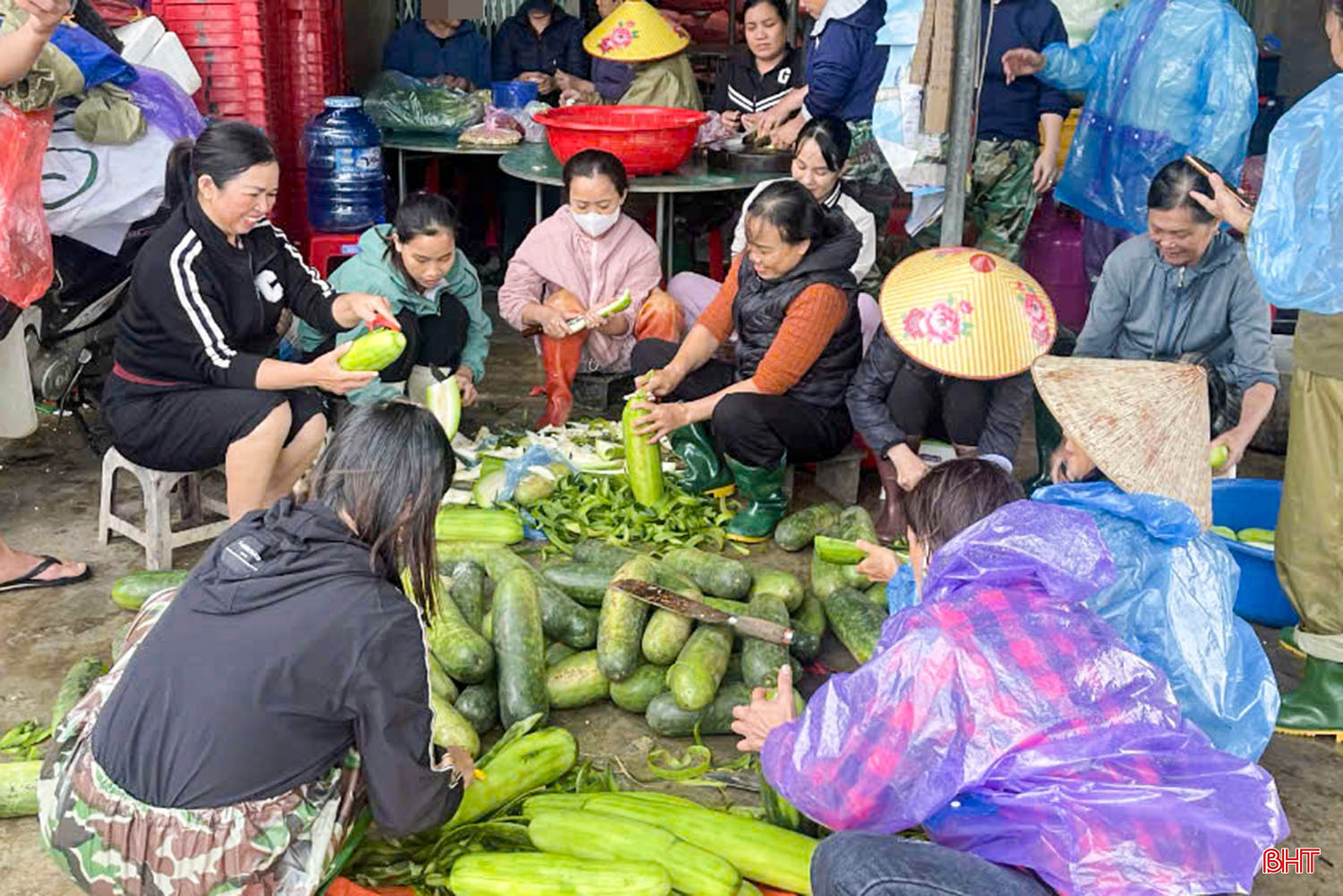 bqbht_br_phu-nu-cam-binh-chuan-bi-thuc-pham-nau-com-ung-ho-ba-con-vung-lu.jpg