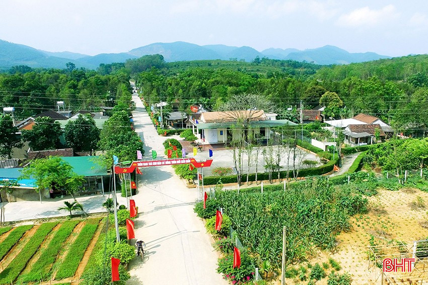 Diện mạo NTM ở nhiều làng quê Hà Tĩnh là minh chứng cho tinh thần dám đổi mới, dám chịu trách nhiệm, biết đặt lợi ích của dân lên trên lợi ích cá nhân của cán bộ và tinh thần hy sinh cao cả của Nhân dân. bqbht_br_137d4142430t5670l6-huong-tra.jpg