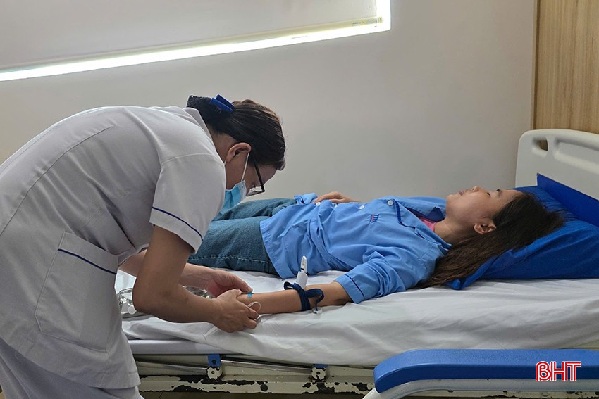 Do chủ quan nên từ nhiễm trùng đường hô hấp trên, chị Nhung đã mắc viêm phổi, phải nhập viện điều trị. bqbht_br_2.jpg