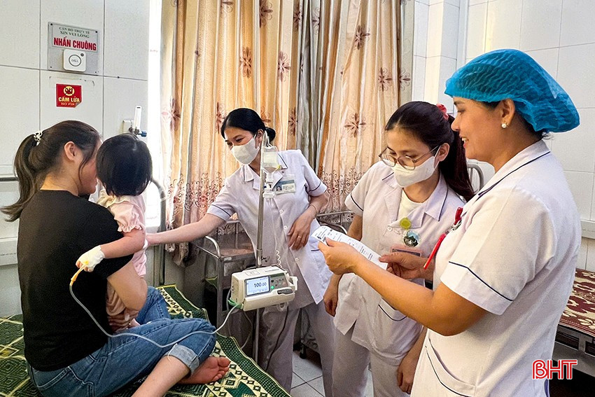 Chị Trần Thị Lệ Xuân truyền đạt kinh nghiệm cho đội ngũ điều dưỡng viên trẻ trong khoa. bqbht_br_1.jpg
