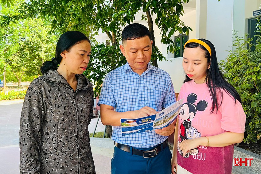 El Sr. Dien Xuan My compartió con la Sra. Nguyen Thi My Hanh y sus hijos en TDP 3, barrio Nam Ha, sobre las nuevas políticas a partir del 1 de julio de 2025. bqbht_br_3.jpg