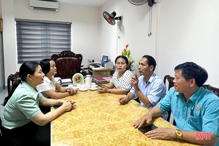 Ông Thịnh (thứ 2 bên phải) kể với các cán bộ phường Trần Phú (TP Hà Tĩnh) về chuyến đi tham gia diễu binh tại TP Hồ Chí Minh dịp 30/4 vừa qua. bqbht_br_z6585670705361-7dccb32da266dd23f1be84da2882e6ea.jpg