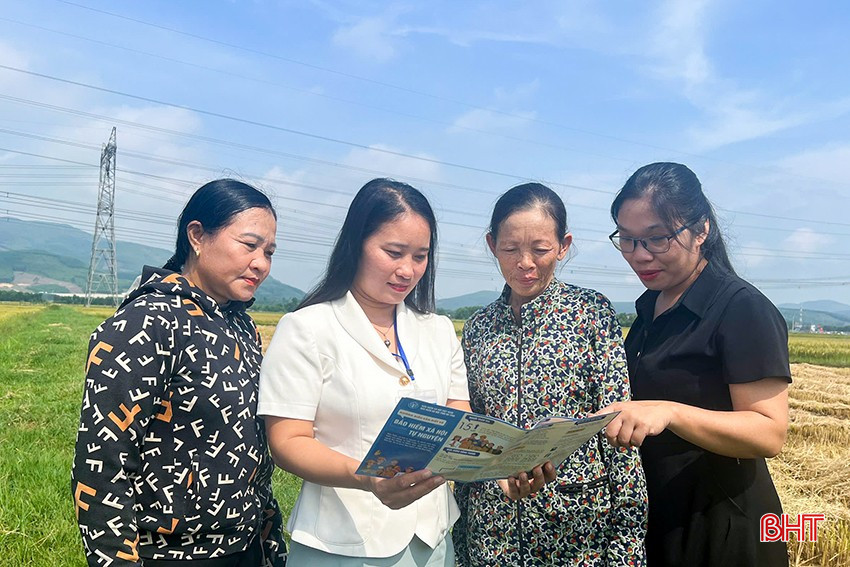 La Sra. Hong (con camisa blanca), junto con especialistas en seguros sociales del distrito de Ky Anh y funcionarios de la aldea, fueron a los campos para propagar políticas de seguro social voluntario y seguro de salud para la gente. bqbht_br_5.jpg