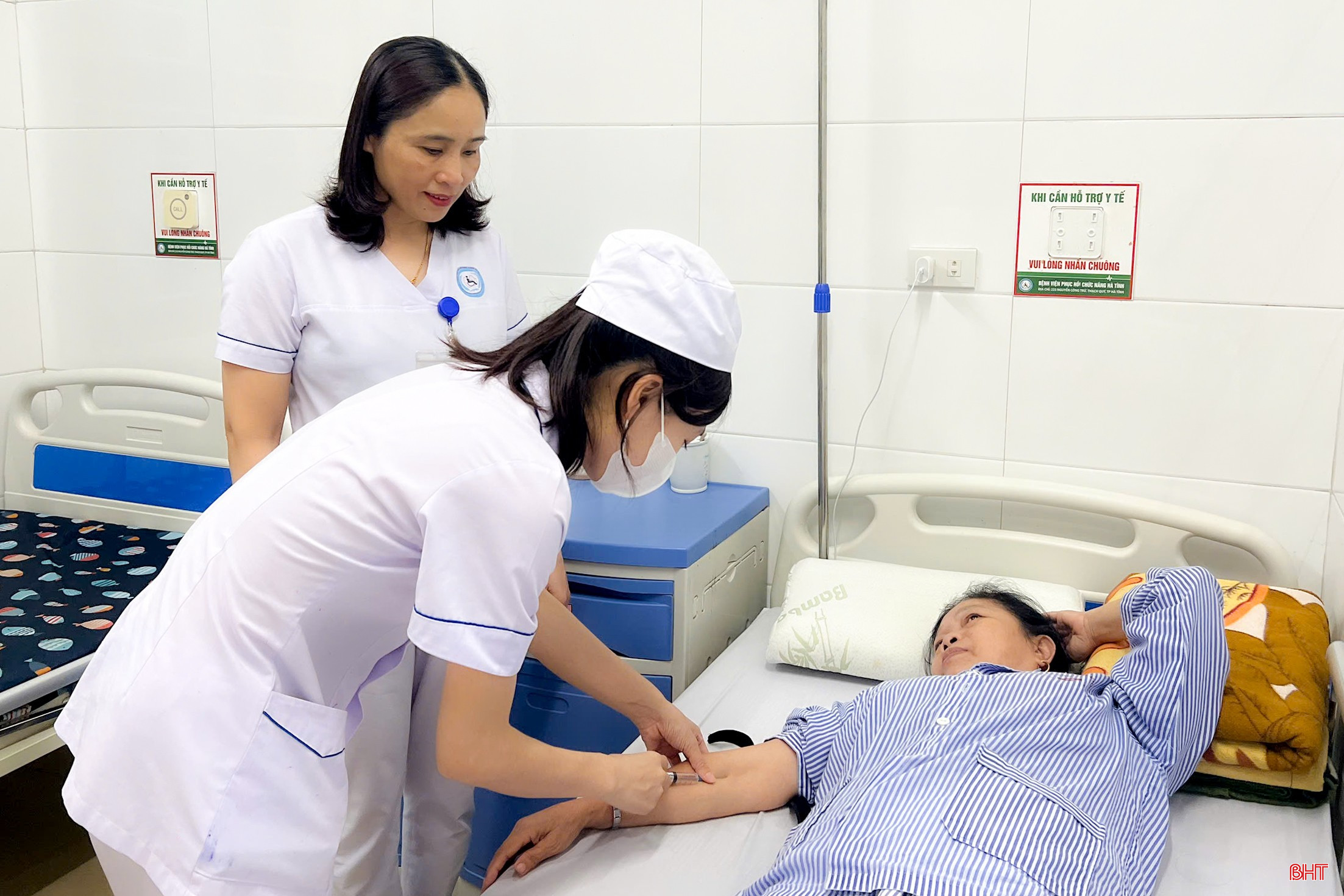 Chị Nguyễn Thị Thúy Hằng (người đứng) - Điều dưỡng trưởng khoa, Khoa Y học cổ truyền - Bệnh viện Phục hồi chức năng Hà Tĩnh kiểm tra, đánh giá trình độ, thái độ của điều dưỡng viên trong khoa. bqbht_br_33.jpg