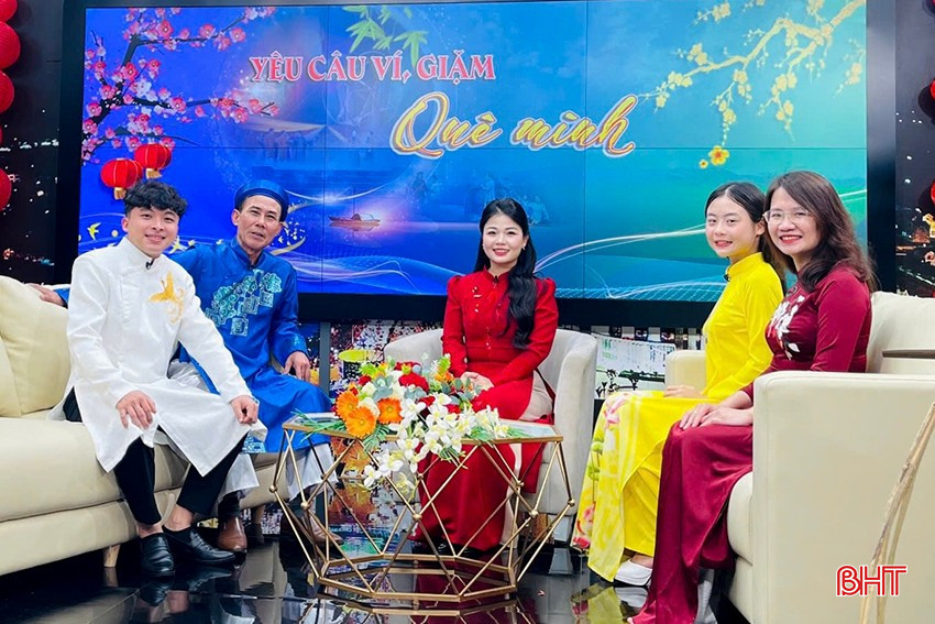 Nhà báo Đặng Thắm (ngoài cùng bên phải) cùng ê kíp trong một chương trình về dân ca ví, giặm trên sóng truyền hình Hà Tĩnh bqbht_br_img-6894.jpg