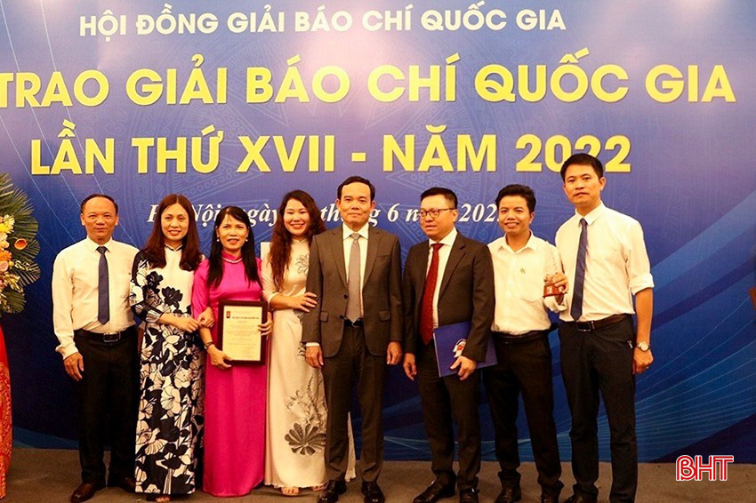 Nhóm tác giả Báo Hà Tĩnh nhận giải C Giải Báo chí Quốc gia năm 2022 với chuyên đề “Nhân lên sức mạnh mềm văn hóa, khơi dậy khát vọng con người Hà Tĩnh”. bqbht_br_img-0169.jpg