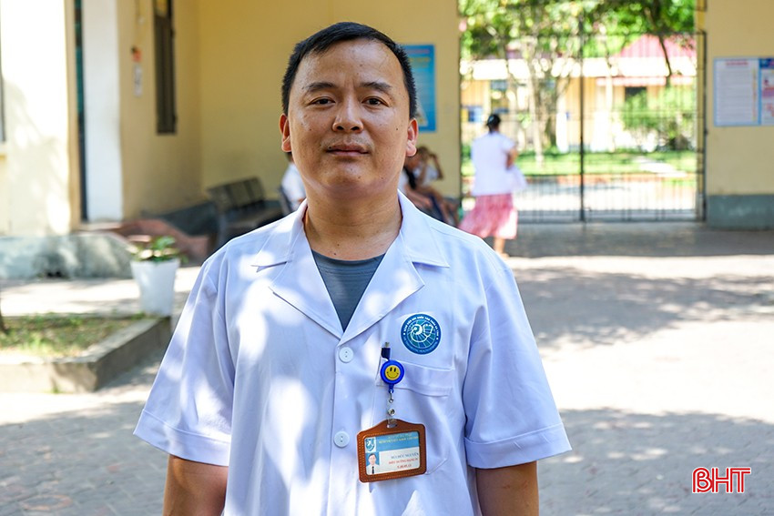 Điều dưỡng viên Bùi Đức Nguyên là 1 trong 3 nam điều dưỡng của Bệnh viện Sức khỏe tâm thần Hà Tĩnh. bqbht_br_4.jpg