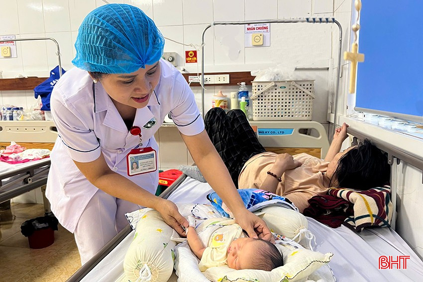 Điều dưỡng Trần Thị Lệ Xuân ân cần theo dõi trạng thái sức khỏe của bệnh nhi. bqbht_br_2.jpg