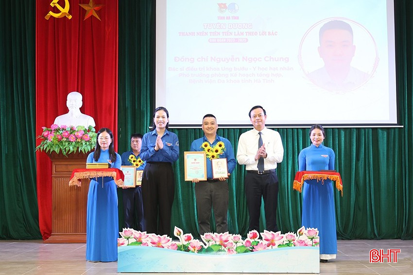 Trưởng ban Tuyên giáo và Dân vận Tỉnh ủy Hà Văn Hùng và Bí thư Tỉnh đoàn Nguyễn Ny Hương trao chứng nhận cho các thanh niên tiên tiến làm theo lời Bác cấp tỉnh, giai đoạn 2023 - 2025. bqbht_br_aimg-2344.jpg